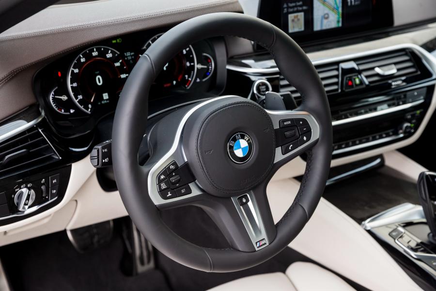 Панель приборов BMW 540i Sedan M Sport 2017 года  (NA) (фото 6 из 23)